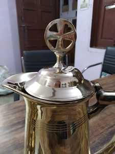 Modèle de cruche en laiton poli Fournitures d'église de style religieux de Brassworld Inde avec une croix en métal durable - Product Image 6