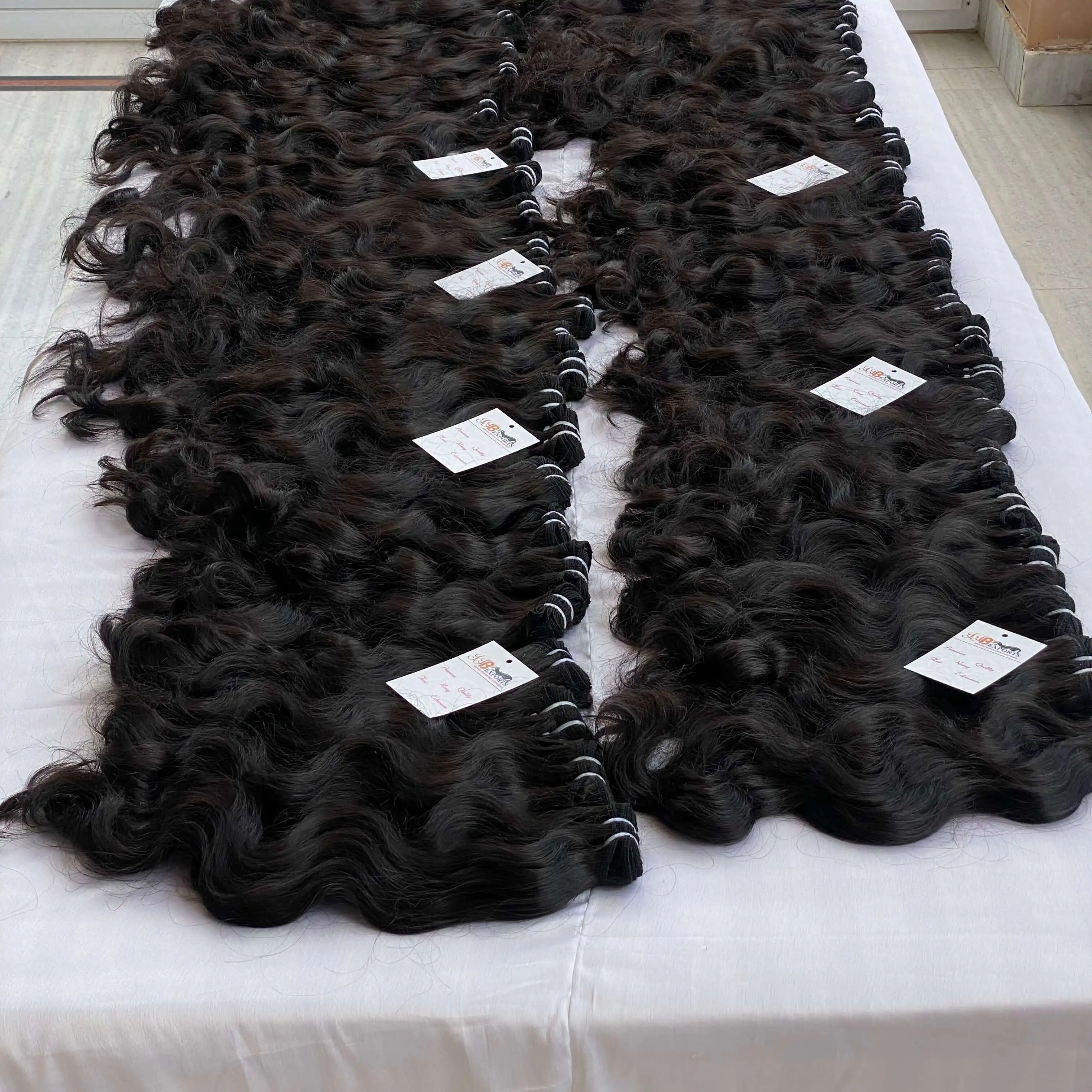 Capelli umani indiani dritti dell'osso, capelli umani ondulati allineati cuticola vergine di remy, fornitori di capelli umani di trama della macchina birmana grezza