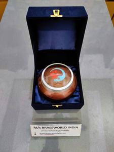 Main aluminium odyssey peint à la main pet crémation urne fournitures funéraires Brassworld Inde - Product Image 2