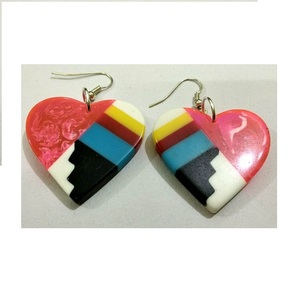 Boucles d'oreilles en forme de cœur incrustées de résine, boucles d'oreilles en acrylique Lucite, bijoux de mode pour femmes par artisanat de qualité, nouvelle collection - Product Image 6