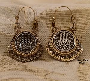Pendientes de aro con acabado dorado geométrico único de estilo bohemio, diseño de Hamsa para mujeres y niñas, hechos de latón - Product Image 1