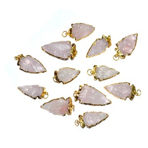 Pendentifs en forme de pointe de flèche électro-plaqués en quartz rose - Product Image 1