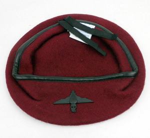 Bérets royaux britanniques rouges personnalisés en tissu solaire - Product Image 4