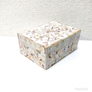 Boîte décorative pour la maison en nacre sculptée avec le mot « MOTHER » - Product Image 1