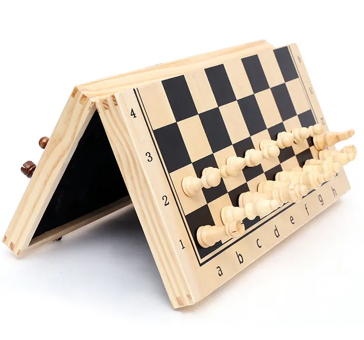 Ahşap satranç adet bir kutu ile/masif ahşap cheral ve kahverengi renk/ahşap satranç