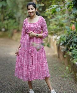 Divers hauts Kurti en coton multicolores pour femmes, conçus par des designers, pour les mariages et les festivals - Product Image 3