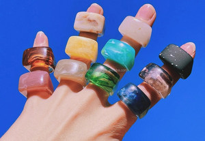Anillos de Moda Hechos a Mano con Efecto Mármol Multicolor en Acrílico Lucite para Fiestas y Playa - Product Image 2