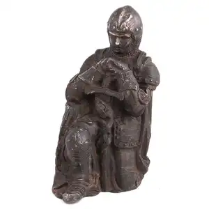 手工古董金属跪下欧洲战士与剑雕雕像雕像声明件装饰礼品