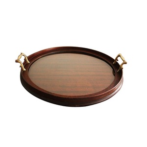 Bandeja de madera de forma redondeada para servir comida y postre deliciosos para uso en restaurantes con equipo de Catering con mango de metal - Product Image 1