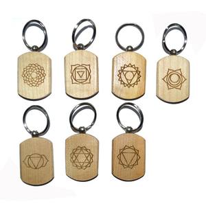 Porte-clés en bois gravé pour les chakras, ensemble de 7 pièces - Product Image 1