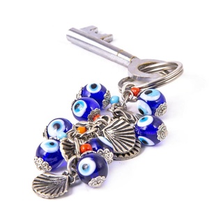 Llavero con forma de uva azul, hecho a mano, mal de ojo, NAZAR, con cuentas y figuras mezcladas - Product Image 1