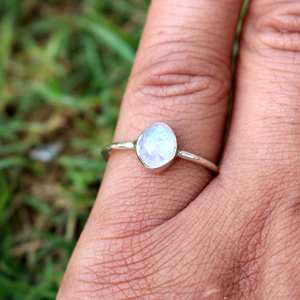 แหวนเงินสเตอร์ลิงทำมือแบบ925เครื่องประดับพลอยมูนสโตนสีรุ้งแบบอินเทรนด์ใบรับรอง IGI สำหรับงานแต่งงาน - Product Image 4