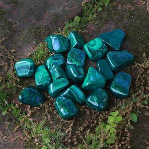Malachite polie en gros pierre dégringolée cristal de guérison Feng Shui naturel pour mascotte cristal artisanat approvisionnement en vrac - Product Image 5