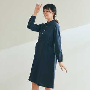 Robe de soirée pour femme, tendance, dernière tendance, design tendance, couleur marine, tissu crêpe, col rabattu, manches longues, longueur genoux, ornée de perles - Product Image 2