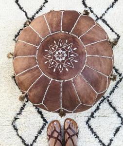 Pouf marocain en cuir marron tendance avec pompons - Product Image 1