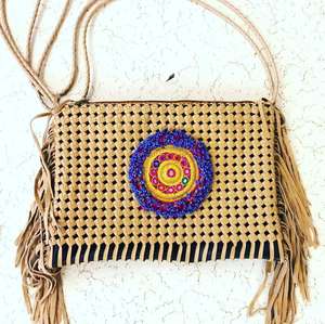 Style gitan traditionnel tissé à la main en cuir soirée pochette sac à main femmes sac à bandoulière cadre de bonbons nouveau sac à main de créateur tissage - Product Image 1