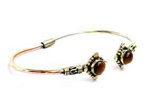 Brazalete de Dos Tonos a la Moda, Diseño Hecho a Mano en Plata Alemana y Cobre, Acabado con Múltiples Piedras, Ideal para Regalo de Cumpleaños - Product Image 3