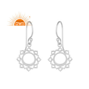 Boucles d'oreilles Vishuddha Chakra Design en argent uni fabricant de bijoux pour femmes boucles d'oreilles en argent 925 pour femmes cadeau pour elle - Product Image 1
