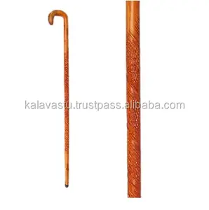 手工制作的木制雕花手杖