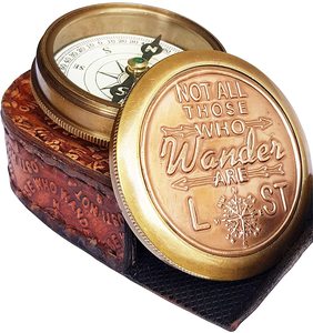 Poema grabado en latón "No todos los que vagan están perdidos" Brújula de latón macizo con estuche Regalo náutico - Product Image 2