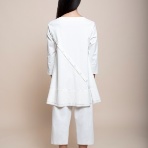 Maglione da donna SM di alta qualità, stile casual italiano, monocolore, con maniche asimmetriche e decorazione con 3 o 4 bottoni, per il giorno. - Product Image 2