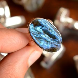 แหวนพลอยลาบราดอไรต์ดรูซี่ธรรมชาติ ประดับเงินเยอรมันแบบคลาสสิก - Product Image 2