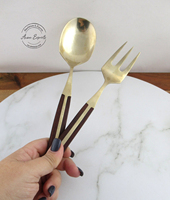 Ensemble de cuillères à salade en laiton de luxe avec manche en bois Finition élégante durable Idéal pour offrir un buffet d'hôtel et une utilisation à manger