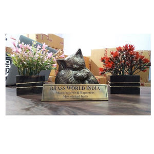 Urne funéraire pour cendres en laiton noir, motif chat assis avec boule, style américain - Product Image 1