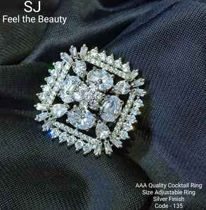 El elegante anillo grande de plata con diamantes chapados en oro de Meetali Creation, ligero para bodas, fiestas, compromisos o regalos perfectos - Product Image 3