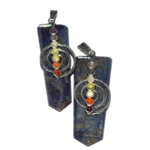 Pendentif crayon plat en sodalite sculpté avec incrustation de pierres des chakras, bijou Feng Shui fait main en pierres précieuses - Product Image 1