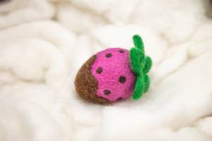 Fruits en laine feutrée éthiquement faits à la main Chocolat Fraise Jouer à la nourriture pour l'éducation des enfants Commerce équitable pour les projets de Noël et de bricolage - Product Image 5