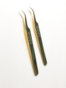 Pince à épiler d'isolation en or avec logo personnalisé dernier cri Manche en acier inoxydable incurvé Extensions de cils durables pointus - Product Image 2