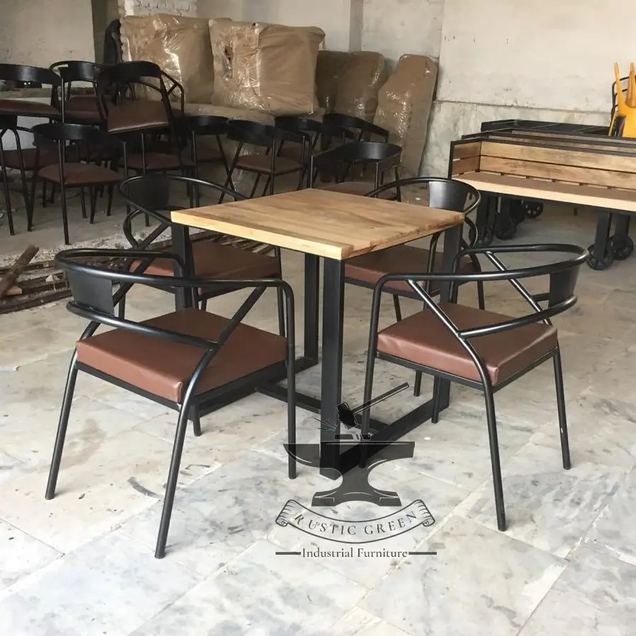 レストランカフェのテーブルと椅子、金属製の木製カフェセット