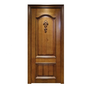 Porte intérieure traditionnelle en bois massif avec design ornemental, surface finie, ouverture manuelle - Product Image 1