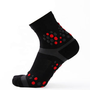 Personnalisez vos propres chaussettes de sport de compression de football pour hommes avec des chaussettes avec logo - Product Image 1