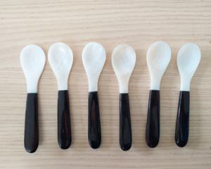 Cuillère en nacre avec manche en corne - Product Image 2