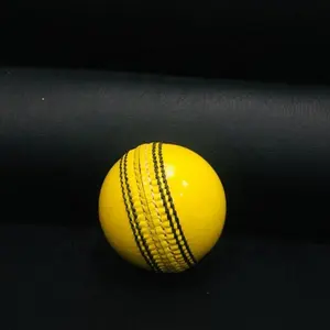 מקורה כדורי קריקט מקורה כדורי 110 gms צהוב צבע ולוגו מותאם אישית יצוא איכות קריקט עור זול מחיר כדור