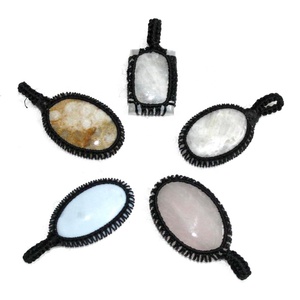 Colgante de cabujón de piedras preciosas surtidas naturales de estilo bohemio al por mayor con cordón de macramé para budismo - Product Image 1