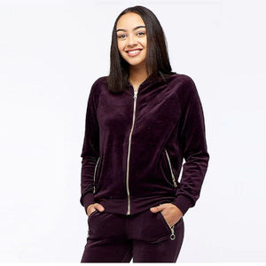 Trajes de Yoga de terciopelo verde con bordado estampado personalizado para mujer Ropa de fitness de calidad premium - Product Image 3