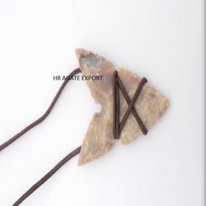 Collar de piedras preciosas de cristal natural al por mayor colgante de punta de flecha de ágata elegante recuerdo de envoltura de alambre tallado religioso de alta calidad - Product Image 1