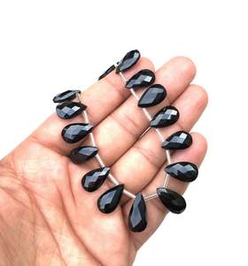 20 véritables perles de briolette en forme de poire à facettes de haute qualité pierre précieuse de spinelle noire naturelle en gros du fabricant - Product Image 6