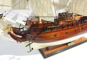 BON HOMME RICHARD Modèle de bateau à voile en bois artisanal peint pour la décoration de la maison Cadeaux originaux - Product Image 2