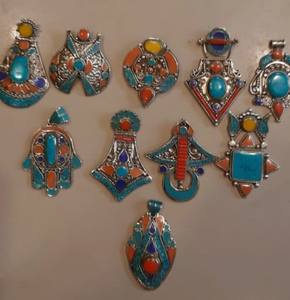 Colgante tradicional de metal con diseño único - Product Image 3