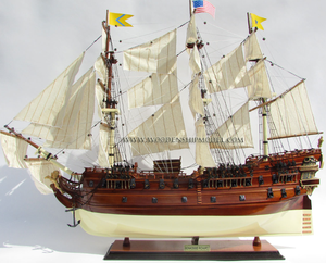 BON HOMME RICHARD Modèle de bateau à voile en bois artisanal peint pour la décoration de la maison Cadeaux originaux - Product Image 1