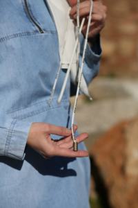 Túnica informal de mezclilla de diseño de marca, con puños en la parte inferior, estilo islámico de moda modesto - Product Image 4