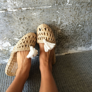 Pantoufles de maison en paille tissé, chaussures de pendaison de crémaillère, à pompon, cadeau de demoiselle d'honneur, pour fête de mariage, chaussures en raphia - Product Image 1