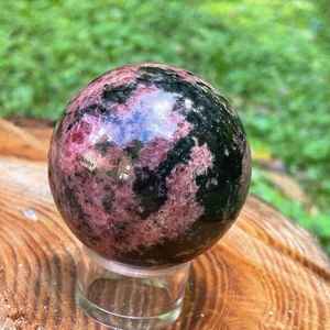 Vente en gros de belles boules de pierres précieuses féeriques en rhodonite et cristal naturel pour la décoration de la maison, la méditation, la métaphysique et polie - Product Image 2