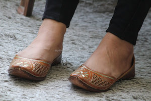 Women's Ethnic Style Leather Jutti Kussa Flats Indian Mojari Jutti - Product Image 2