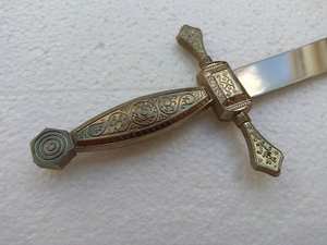 Espátula de queso de estilo vintage con mango de latón Cubiertos de metal asequibles para uso doméstico y en la cocina - Product Image 3