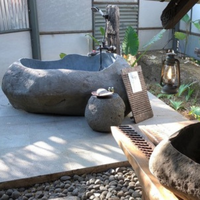 Baignoire ovale en pierre naturelle de Bali – Pierre de rivière traditionnelle pour villa, massage à air, taille personnalisée, gris foncé, design moderne, centre de villégiature
